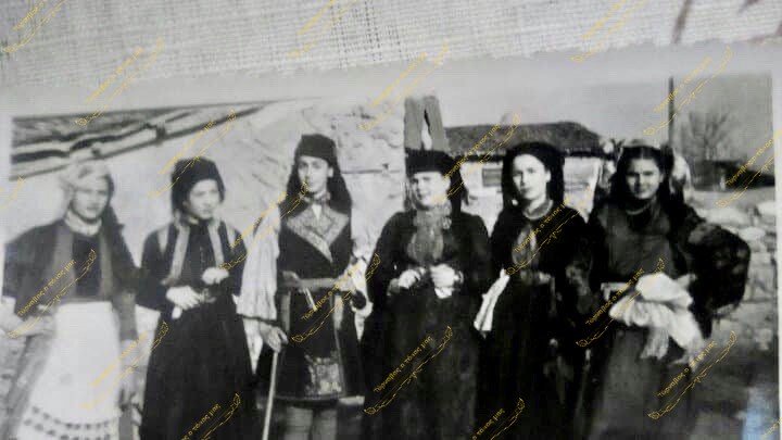 Συμμαθήτριες φορώντας Παραδοσιακές στολές Δ’ Τάξη  1945-1946