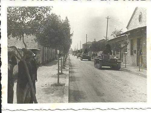 Τύρναβος 1941,άρματα διασχίζουν την πόλη.