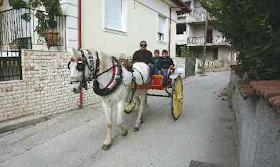 Μια βόλτα με την άμαξα στα σοκάκια του Τυρνάβου