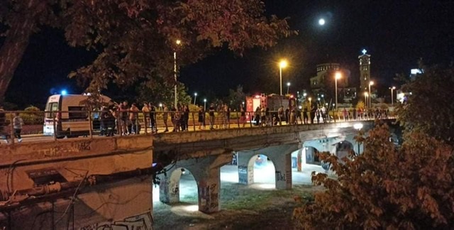 Λάρισα: Απίστευτο τροχαίο στη γέφυρα του Αλκαζάρ: Αυτοκίνητα συγκρούστηκαν και το ένα έπεσε πάνω σε δύο ανήλικους