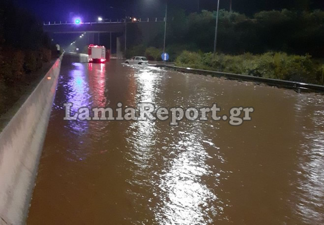 Πλημμύρισε ο αυτοκινητόδρομος ΠΑΘΕ στον Αλμυρό διακόπηκε η κυκλοφορία