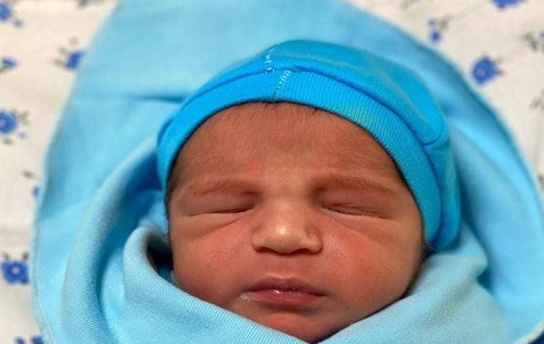Tο πρώτο μωρό του πολέμου, στο Ναγκόρνο Καραμπάχ που γεννήθηκε χθές, από μητέρα που ονομάζεται Ελλάδα