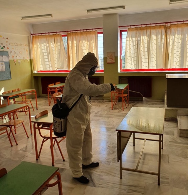 Ο Δήμος Τυρνάβου προχώρησε σε απολυμάνσεις στα σχολεία που είχανε κρούσματα κορωνοιού