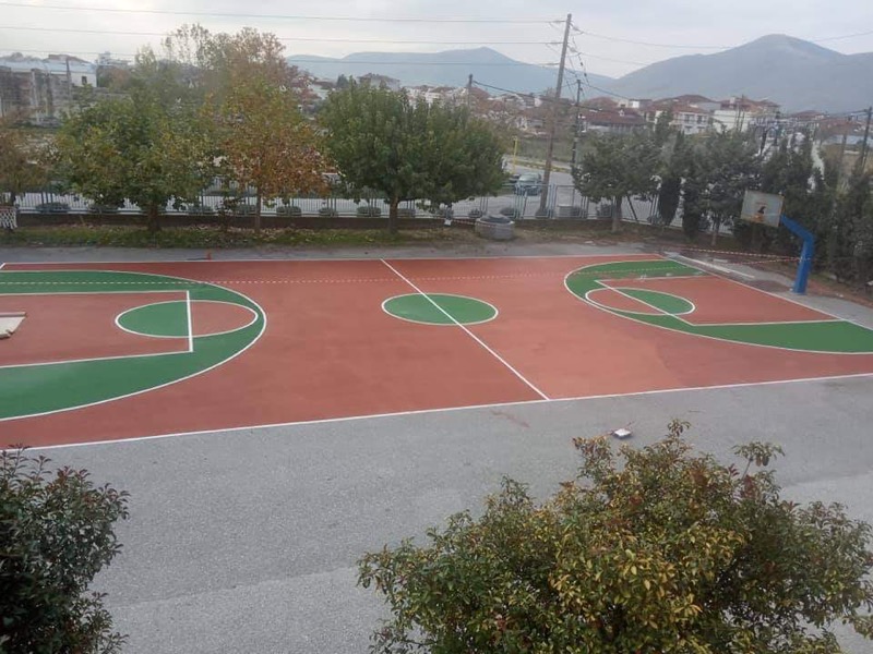 Έτοιμο το βρεσκοβαμμένο γήπεδο του Μπάσκετ στο προαύλιο του Γενικού Λυκείου Τυρνάβου