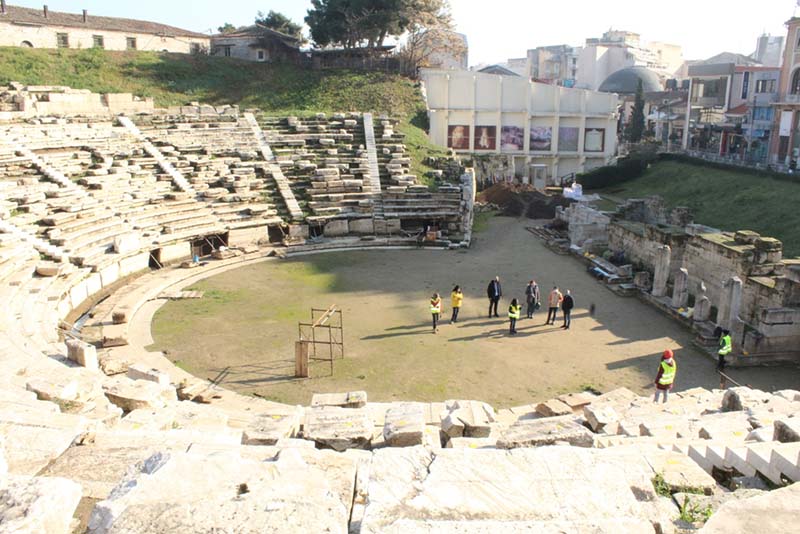 Στο Αρχαίο Θέατρο Λάρισας ο Περιφερειάρχης Θεσσαλίας Κ. Αγοραστός όπου ξεκίνησαν οι εργασίες τοποθέτησης των νέων μαρμάρινων εδωλίων