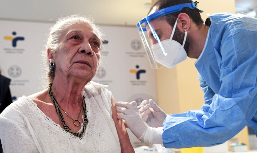 Πρόστιμο 100 ευρώ σε ανεμβολίαστους άνω των 60 ετών από τη Δευτέρα 17 Ιανουαρίου