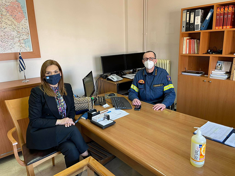 Στέλλα Μπίζιου με τους επικεφαλής του Πυροσβεστικών Υπηρεσιών Θεσσαλίας και Λάρισας