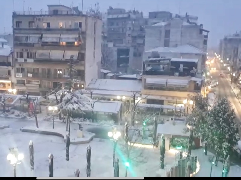 Η πλατεία Τυρνάβου «ντύθηκε στα λευκά» δείτε το (video)
