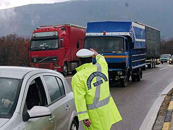 Αυξημένα μέτρα τροχαίας σε όλη την επικράτεια κατά τον εορτασμό της 28ης Οκτωβρίου – Απαγόρευση κυκλοφορίας φορτηγών άνω των 3,5 τόνων