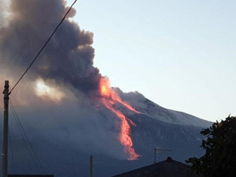 Εξερράγη κρατήρας του ηφαιστείου της Αίτνας δείτε live video