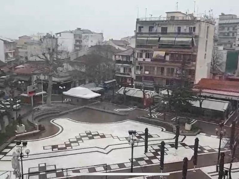 Ξεκίνησε χιονόπτωση στην πόλη του Τυρνάβου (βίντεο)