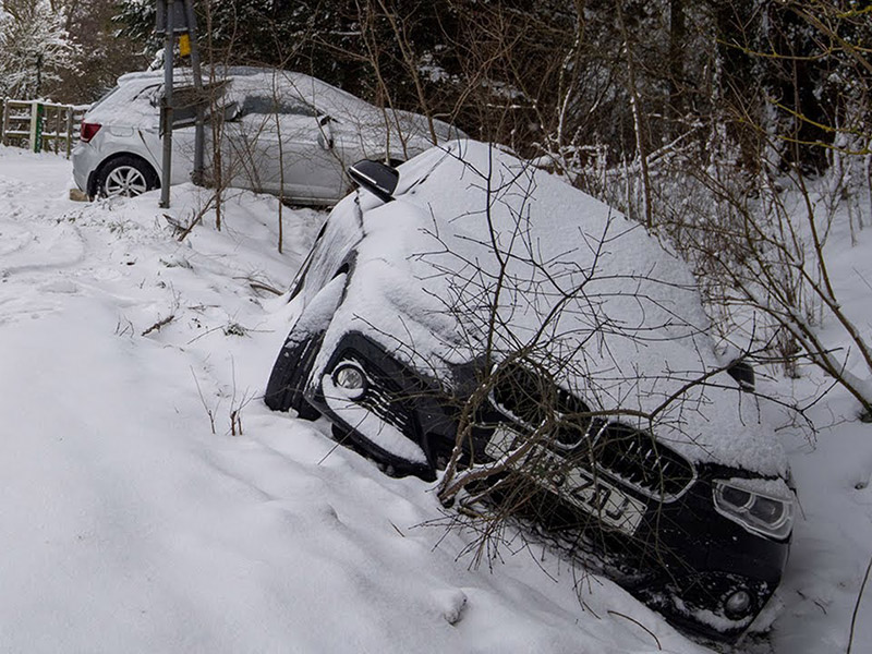 Σε «κλοιό» κακοκαιρίας Γερμανία και Βρετανία, οδηγοί παγιδευμένοι στο χιόνι