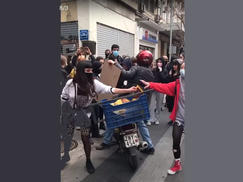 Βίντεο και εικόνες ντροπής στο κέντρο της Αθήνας με γυναίκες να ποδοπατούν εικόνες της Παναγίας