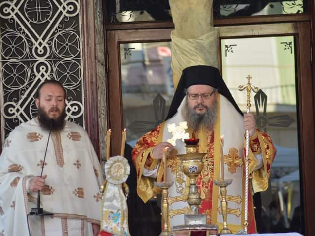 Υπαίθρια Αρχιερατική θεία λειτουργία στον Ιερό Ναό του Αγίου Γεωργίου Τυρνάβου παρουσία του Σεβασμιότατο Μητροπολίτη Λαρίσης και Τυρνάβου Ιερώνυμου