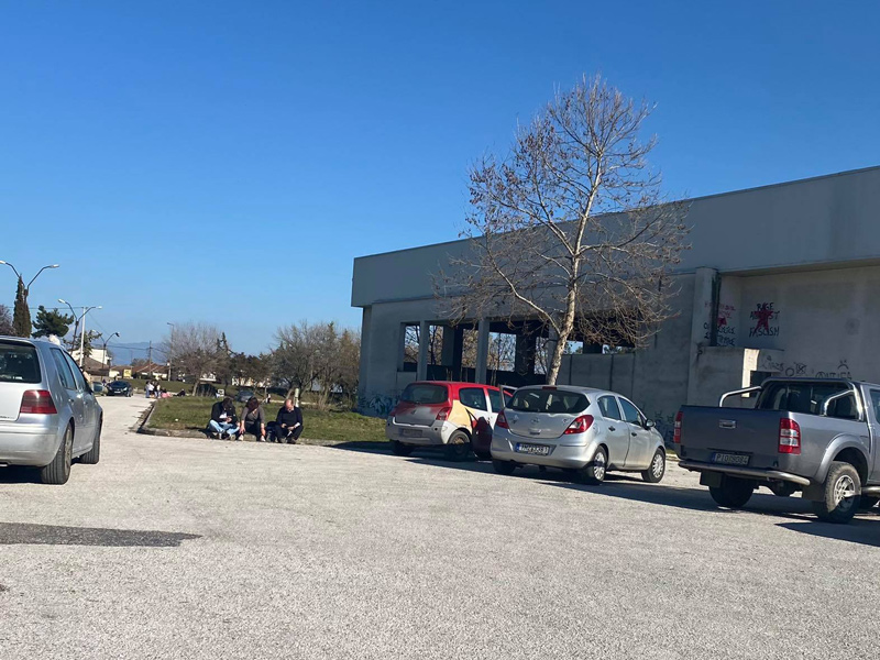 Αρκετός κόσμος στο κλειστό γυμναστήριο Τυρνάβου και στο γήπεδο ποδοσφαίρου