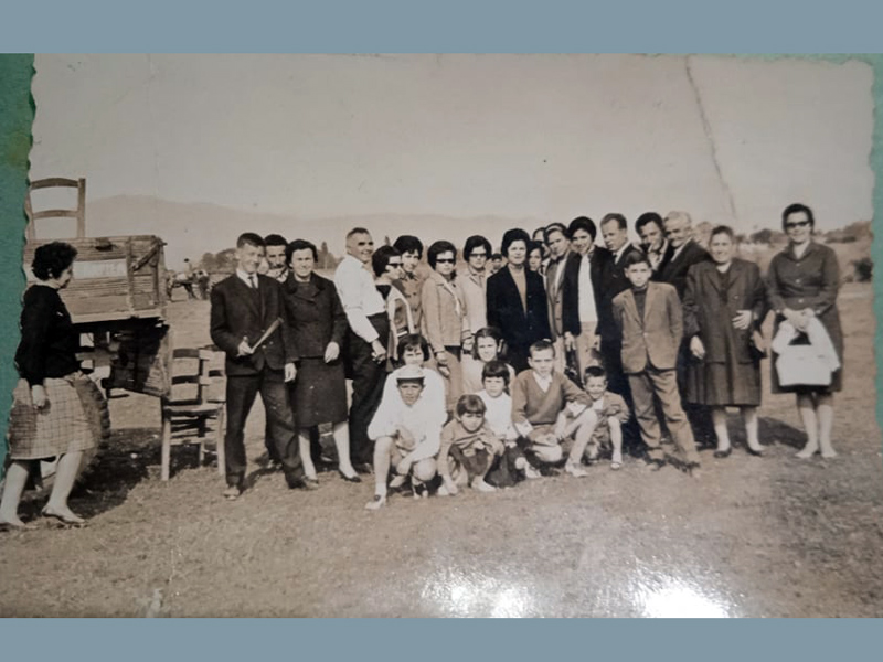 Παρέα φίλων και συγγενών την ημέρα της πρωτομαγιάς στα Πλατανούλια γύρω στα 1960