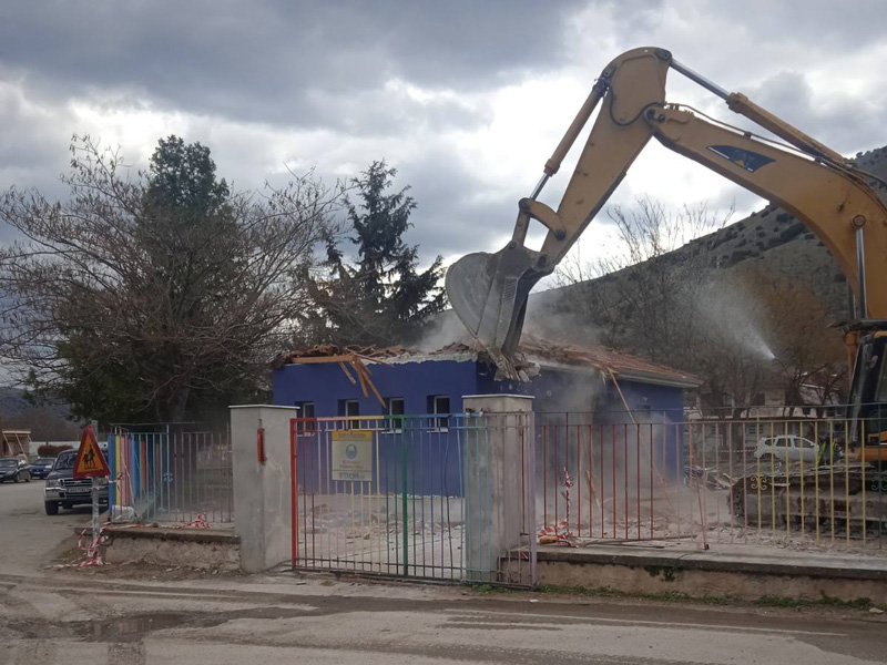 Κατεδαφίστηκε οτιδήποτε θύμιζε το παλιό σχολείο στο Δαμάσι (βίντεο)