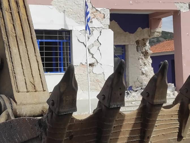 Ξεκίνησε η κατεδάφιση του Δημοτικού σχολείου Δαμασίου που επλήγη από το μεγάλο σεισμό στις 3 Μαρτίου