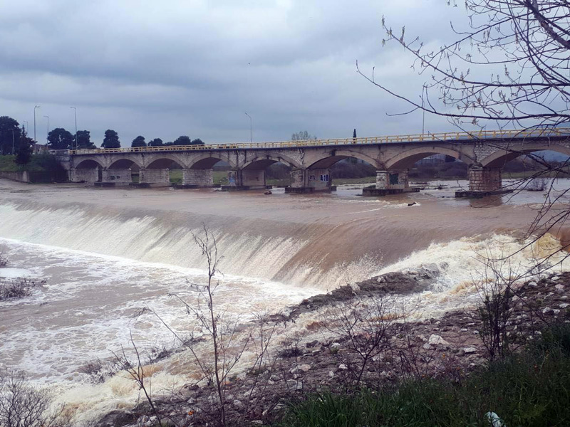 Μετά τις βροχοπτώσεις των τελευταίων ημερών ο Τιταρήσιος ποταμός ή Ξηριάς κατέβασε πολύ νερό (Βίντεο)