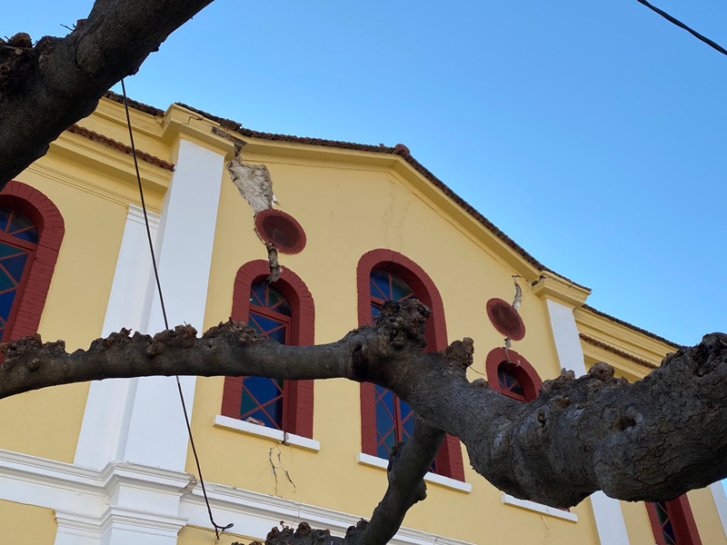 Η Αγία Παρασκευή Τυρνάβου λαβωμένη από το σεισμό