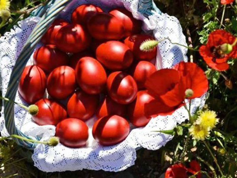 Γιατί τσουγκρίζουμε κόκκινα αυγά; Λαογραφία και παράδοση