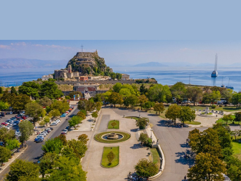 Το ελληνικό νησί που έχει τη μεγαλύτερη πλατεία των Βαλκανίων