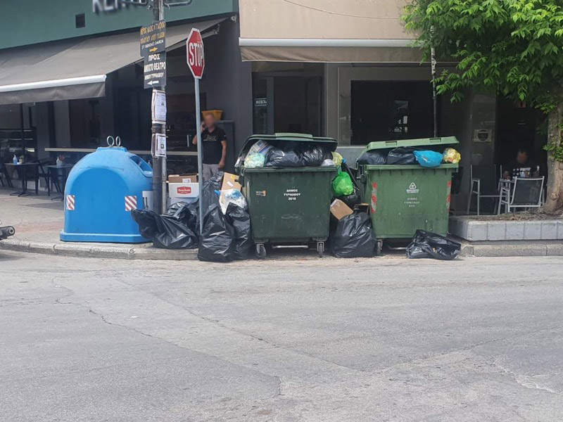 Απαράδεκτη εικόνα με «Ντεκόρ» από σκουπίδια στην κεντρική Πλατεία Τυρνάβου