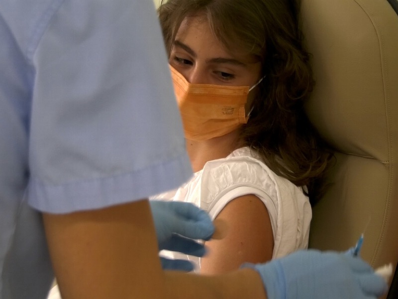 Κορωνοιός: Το 65% των ενηλίκων έχει ήδη εμβολιαστεί