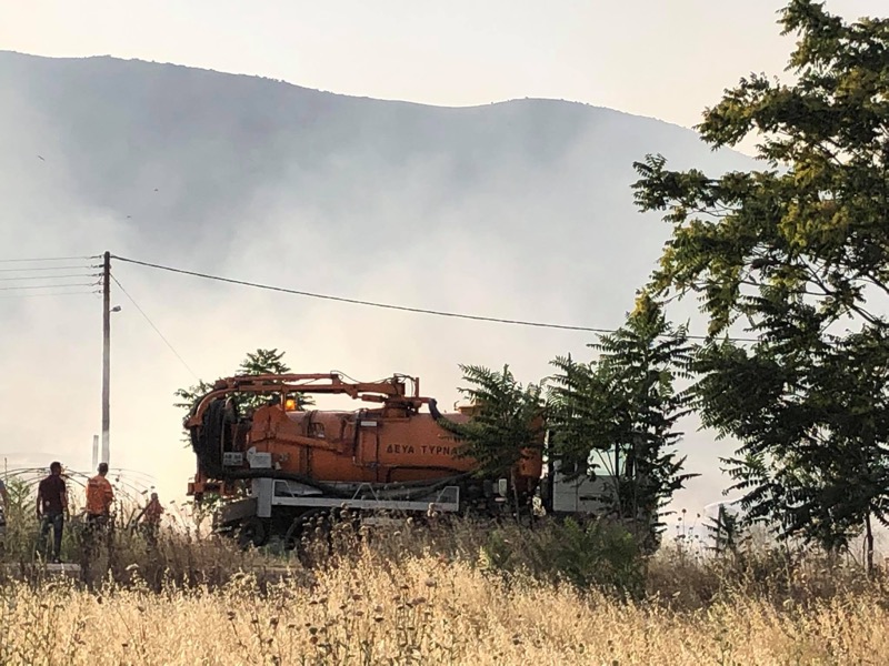 Φωτιά τώρα σε οικόπεδο απέναντι από το Ενιαίο Λύκειο Τυρνάβου σε ξερά χόρτα