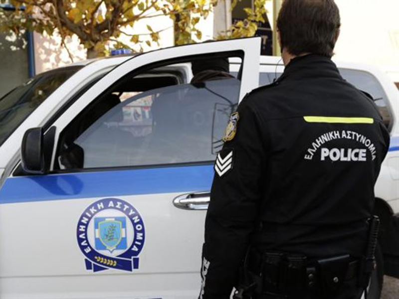 Βόλος: Αστυνομικός πλήρωσε από την τσέπη του για να γλιτώσει μία οικογένεια από την ταλαιπωρία