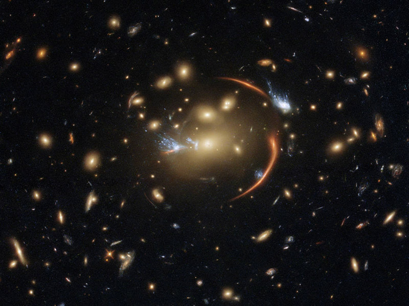 Το Χαμπλ βλέπει έναν μακρινό γαλαξία μέσω ενός κοσμικού φακού