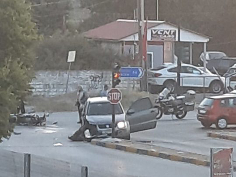 Ένας τραυματίας από σφοδρή σύγκρουση αυτοκινήτου με μηχανή στα Τρίκαλα