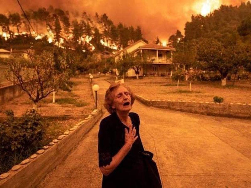 Η κα. Παναγιώτα, 81 ετών, βλέπει τη φωτιά να κατευθύνεται προς το σπίτι της, στο χωριό Γούβες της Εύβοιας…