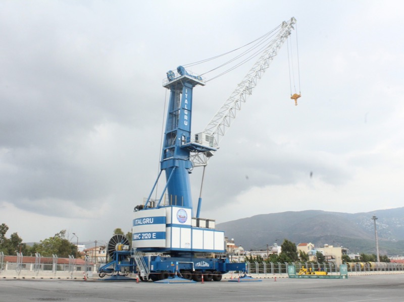 Νέο αυτοκινούμενο γερανό και μηχάνημα διακίνησης  εμπορευματοκιβωτίων απέκτησε το Λιμάνι του Βόλου