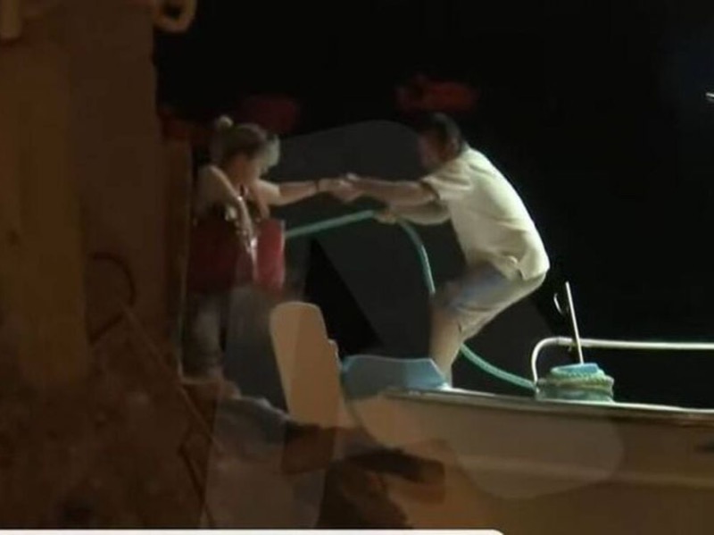 Με πλωτά μέσα απεγκλωβίζουν κατοίκους στην Αγία Άννα στην Εύβοια