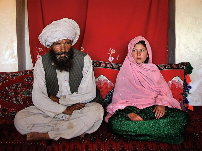 Γροθιά στο στομάχι η φωτογραφία 11χρονου κοριτσιού με τον 40άρη μέλλοντα σύζυγό της