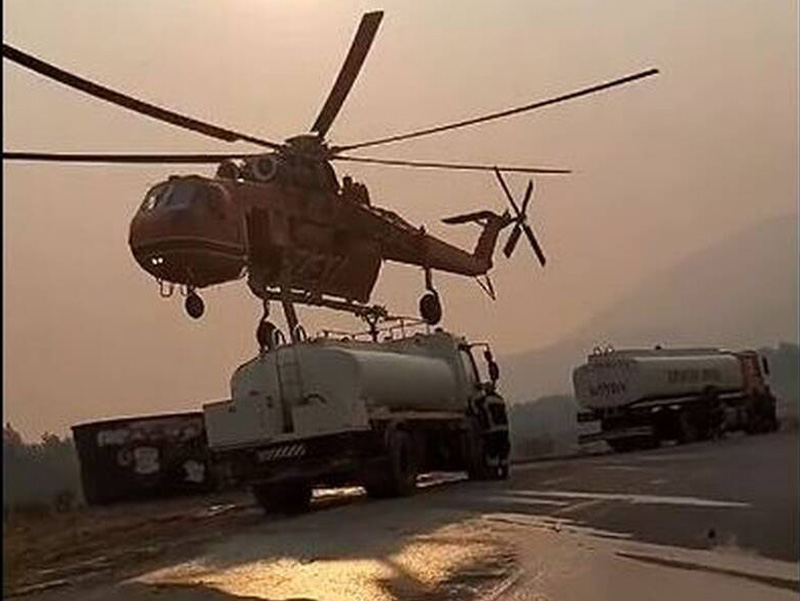 Εντυπωσιακό βίντεο: Ελικόπτερο ανεφοδιάζεται από βυτιοφόρο στα Βίλια