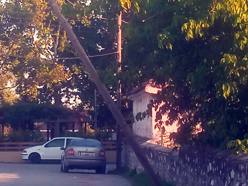 Έκτακτο: Kολώνα του ΟΤΕ έγειρε προς τον δρόμο στο αναψυκτήριο Τυρνάβου