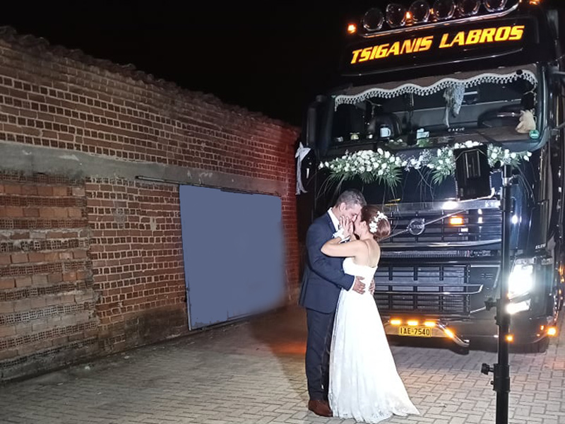 Εντυπωσιακός γάμος στον Τύρναβο με κομβόι από στολισμένες νταλίκες