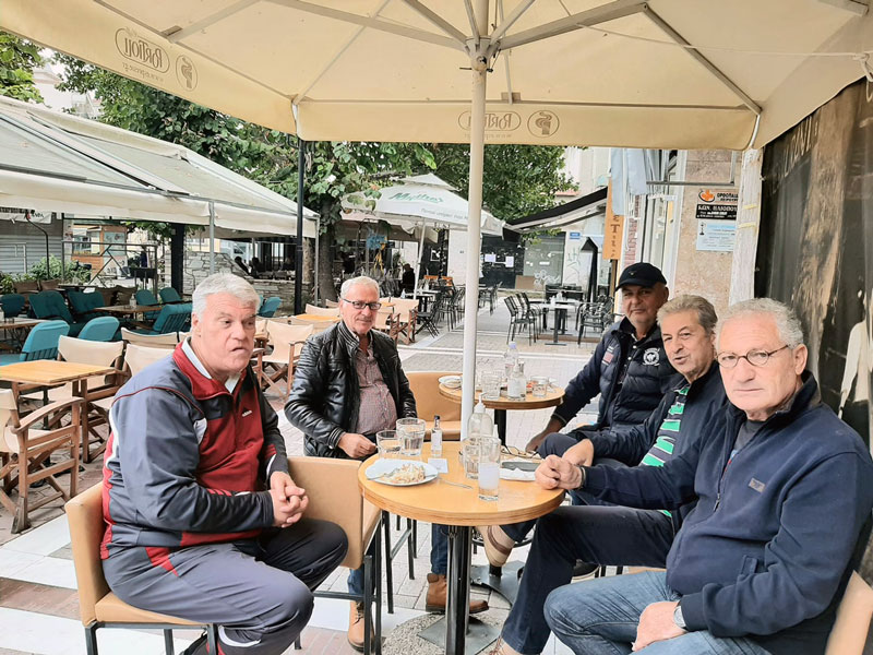 Τσιπουράκι, συζητήσεις και πολιτικές ζυμώσεις στην πλατεία Τυρνάβου