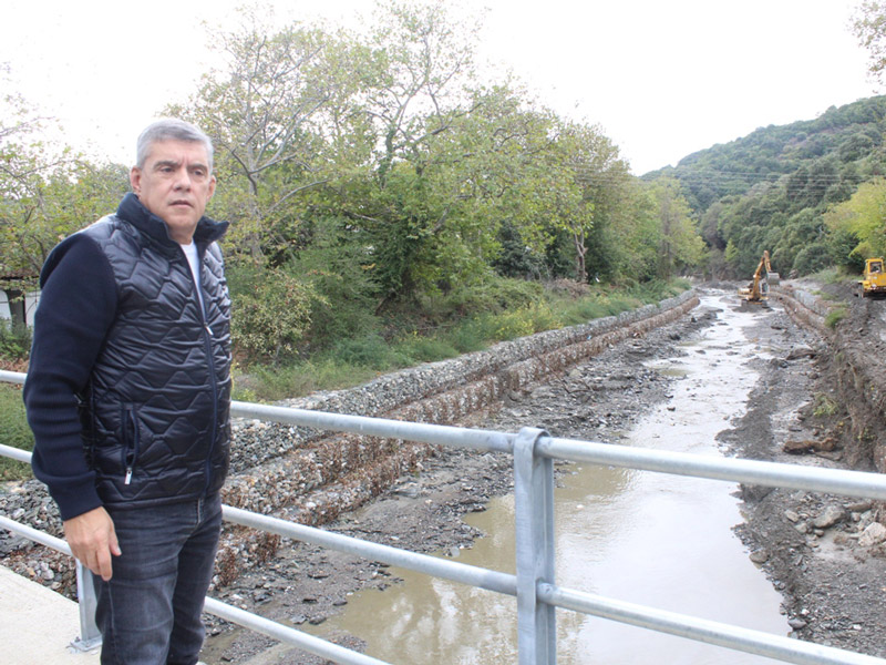Αυτοψία Κ. Αγοραστού στα έργα αποκατάστασης στα παράλια της Αγιάς: «Τα αντιπλημμυρικά έργα άντεξαν»