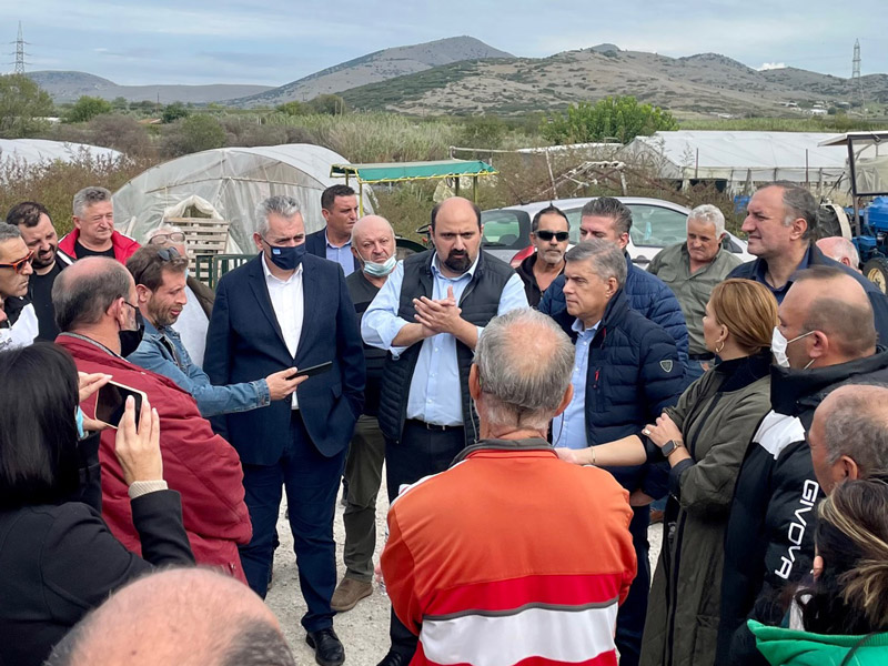 Ο υφυπουργός παρά τω πρωθυπουργώ βρέθηκε στο Δαμάσι Τυρνάβου για να ενημερώσει τους σεισμόπληκτους