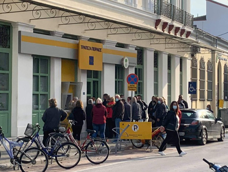 Καταγγελία: Απίστευτες ουρές καθημερινά σε τράπεζα στον Τύρναβο