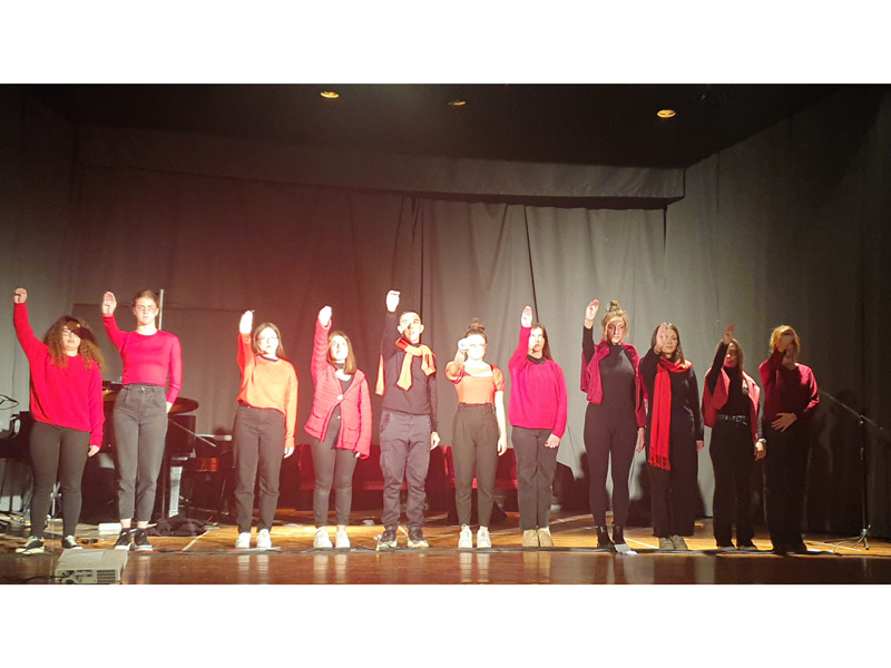 Συγκλονιστική η παράσταση των μαθητών του ΓΕΛ Τυρνάβου για την Παγκόσμια ημέρα εξάλειψης της βίας κατά των γυναικών