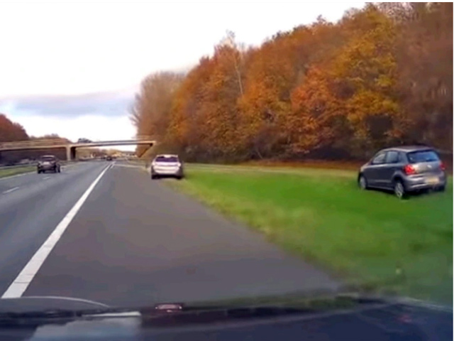 Οδηγός στην Ολλανδία «θυσιάζει» το αυτοκίνητό του για να σώσει αναίσθητη οδηγό που τον ακολουθούσε