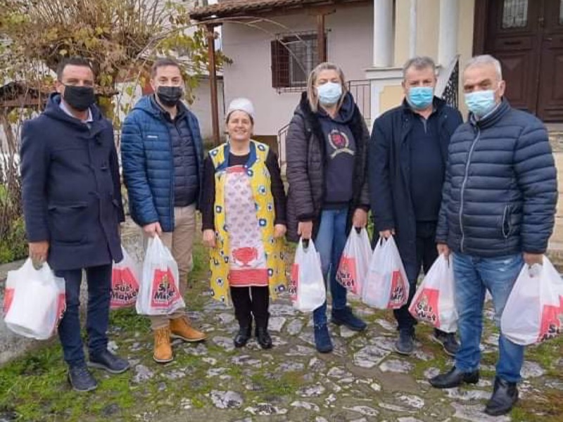 Τρόφιμα & είδη πρώτης ανάγκης από τον πρόεδρο & τα μέλη της  ΔΗΜΤΕ Τ.Ο ΝΔ Τυρνάβου στο σύλλογο ΕΛΠΙΣ
