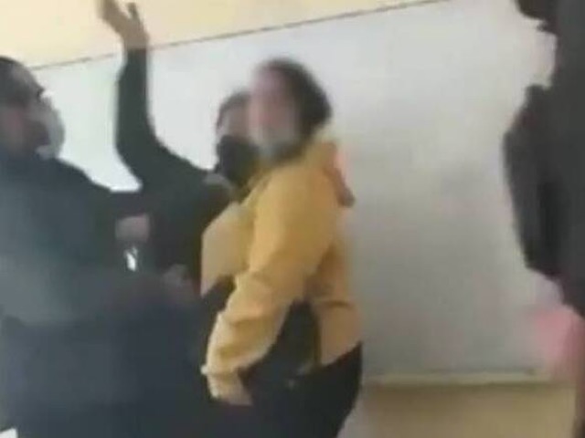 Εικόνες ντροπής σε σχολείο: Καθηγητής χτύπησε μαθήτρια για μια απουσία