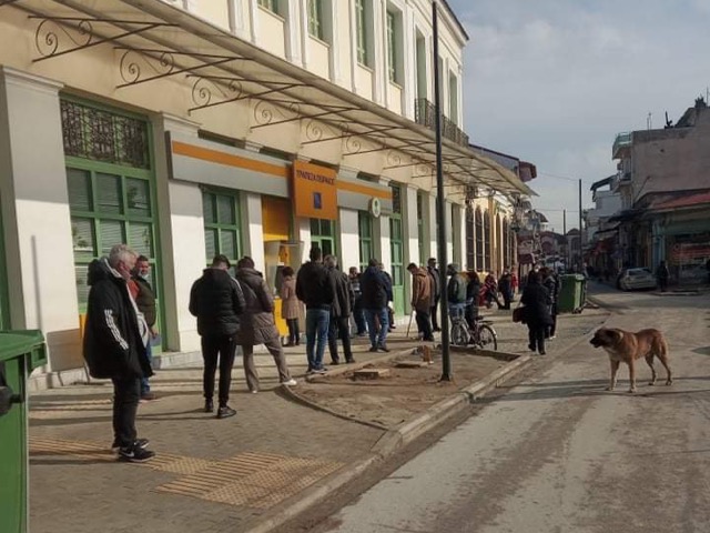 Καταγγελία για ανάρμοστη συμπεριφορά της Τράπεζας Πειραιώς Τυρνάβου προς μητέρα και κτηνοτρόφο