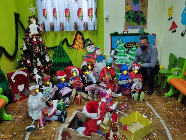 Ευχές και δώρα από τον Πρόεδρο Κ.Ε.ΔΗ.Τ κ. Ανδρέα Γιαννόπουλο σε παιδιά του βρεφονηπιακού σταθμού Τυρνάβου