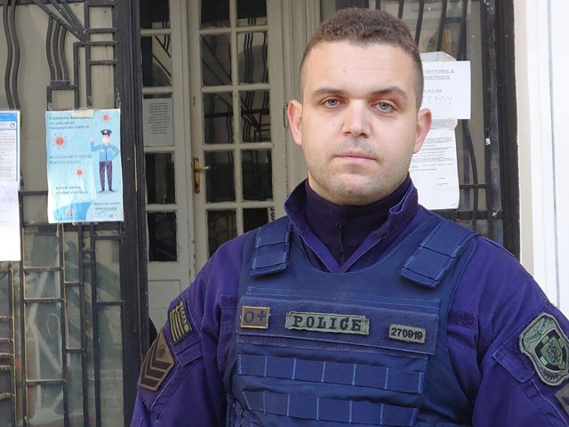 «Την μαχαίρωνε μπροστά στα μάτια μας»: Συγκλονίζει ο αστυνομικός για την παρολίγον γυναικοκτονία